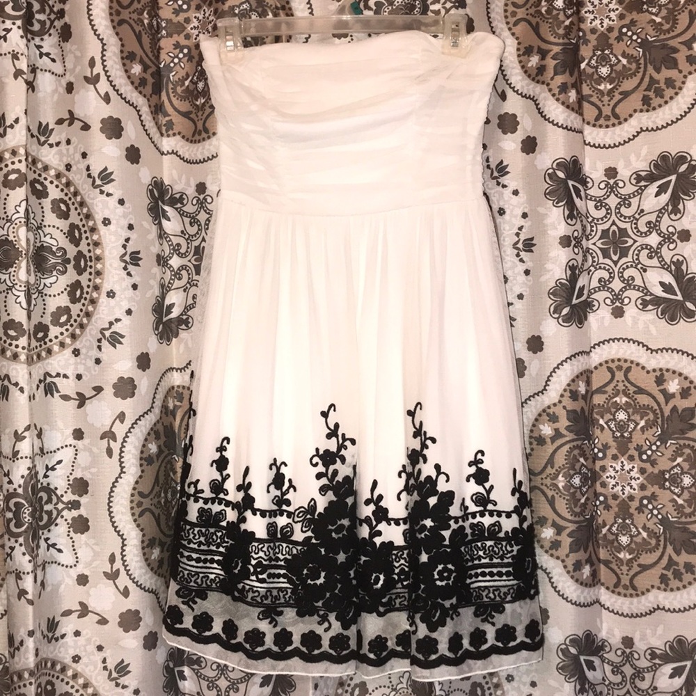 Cute white dress with black detailing. Size 9/10